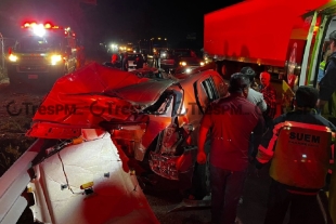 Se estrella contra el muro de contención en la carretera Toluca-Palmillas