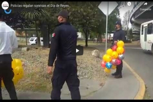 Policías regalan sonrisas el Día de Reyes