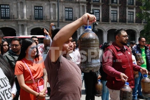 Se manifiestan integrantes del comité de jóvenes de Morena por crisis de agua en el Edoméx