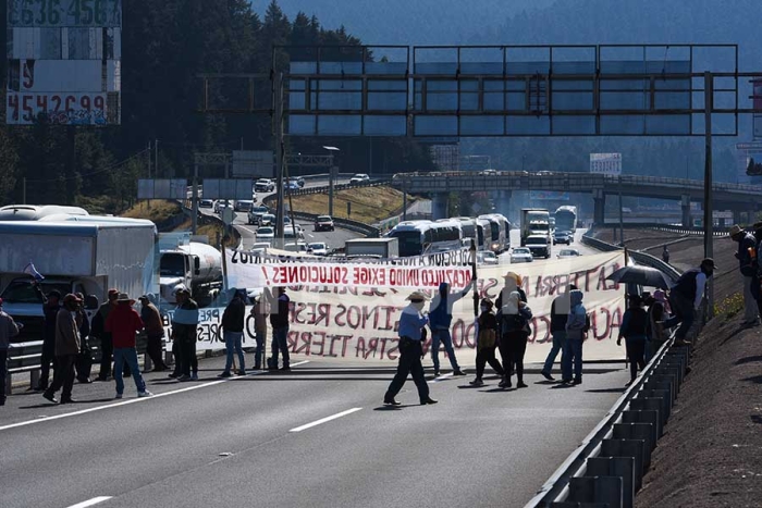 Pobladores inconformes con las obras del Tren Interurbano bloquean la carretera México- Toluca