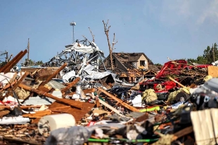 Un tornado arrasa localidad de Texas y mata a tres personas