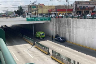 Joven se arroja de puente vehicular en Tollocan, provoca severa movilización