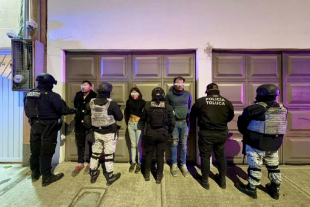 Elementos de seguridad municipal, estatal y federal aseguran a tres personas en San Mateo Otzacatipan, tras ser localizadas a bordo de un vehículo con reporte de robo violento.