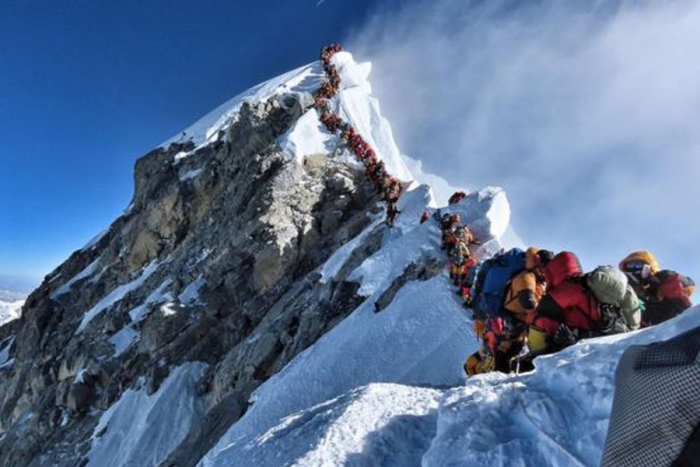 Atasco en el Everest: el día en que hubo que hacer fila para alcanzar la cima