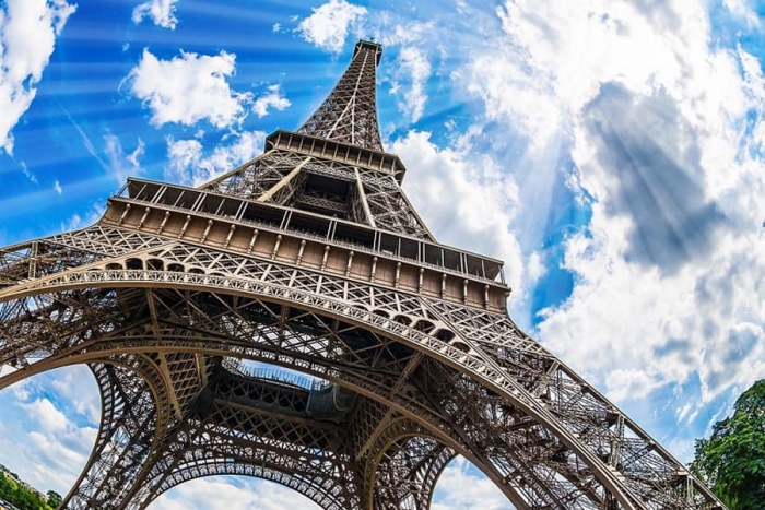 El aire alrededor de la Torre Eiffel, pesa más que la propia torre