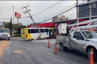El autobús de la compañía Empresarial con número económico 737, se impactó contra una tienda Oxxo provocando una fuga de gas
