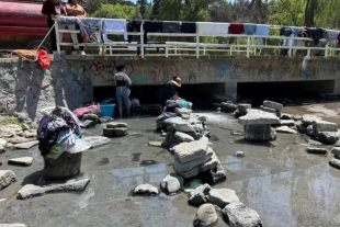 Aunque en el lugar existen lavaderos, algunas mujeres prefieren usar piedras para tallar