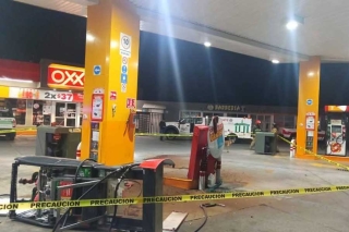 Pareja provoca fuga de combustible al chocar contra bomba en gasolinera de Toluca