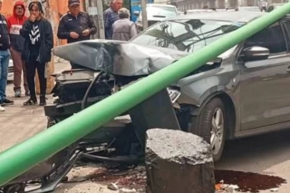 Choca contra poste en Metepec; conductora resulta ilesa