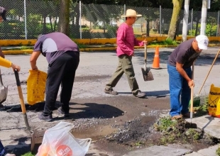 La campaña denominada &quot;Bacheo Vecinal&quot; que dio inicio en la calle Adolfo López Mateos, se llevó a cabo colocando piedra asfáltica 