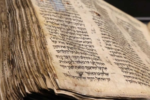 La biblia hebrea más antigua es vendida por un precio récord de 38.1 millones de dólares