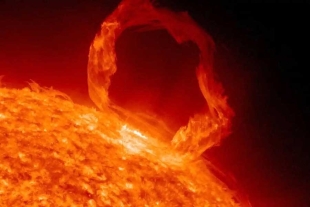 Captan una fuerte e histórica erupción solar