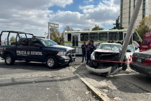 Cinco lesionados en choque entre patrulla y taxi en Tollocan