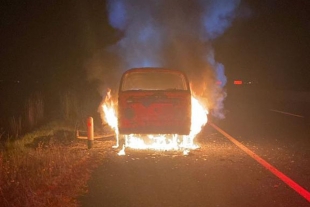 Se incendia combi en autopista Lerma-Tres Marías, sin víctimas