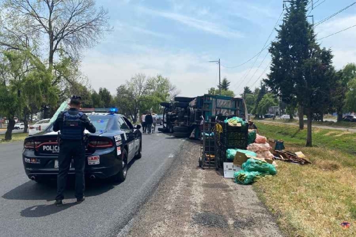 Se voltea camión cargado de frutas y verduras en Paseo Tollocan