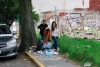 Esquivando basura en las banquetas de Toluca