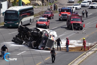 Volcadura de pipa provoca caos vial en la México-Toluca