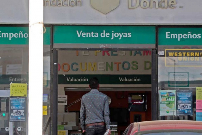 Visitan padres de familia casas de empeño para cubrir gastos escolares