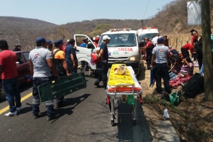 Volcadura de autobús de pasajeros deja 38 lesionados en Tonatico