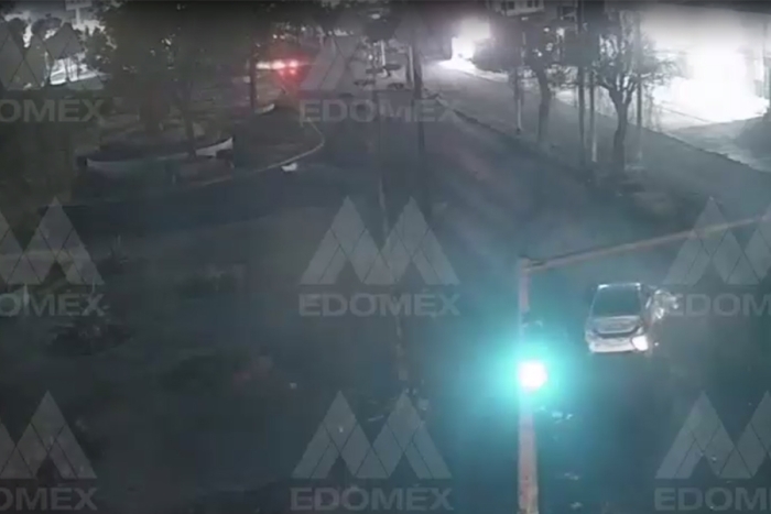 Conductor choca contra semáforo y pierde la vida, en Metepec