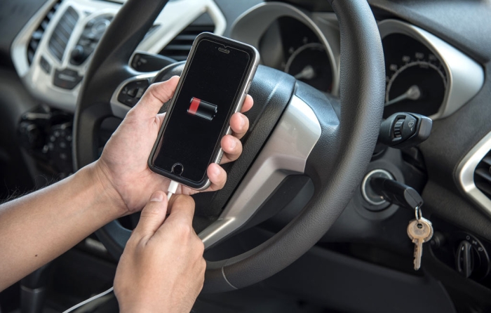 ¡Toma nota! Estas son las desventajas de cargar tu celular en el auto