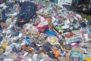 Habitantes del El Oro llevaron bolsas de basura al Palacio Municipal