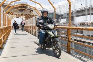 Motociclistas utilizan puente peatonal para evitar el tráfico
