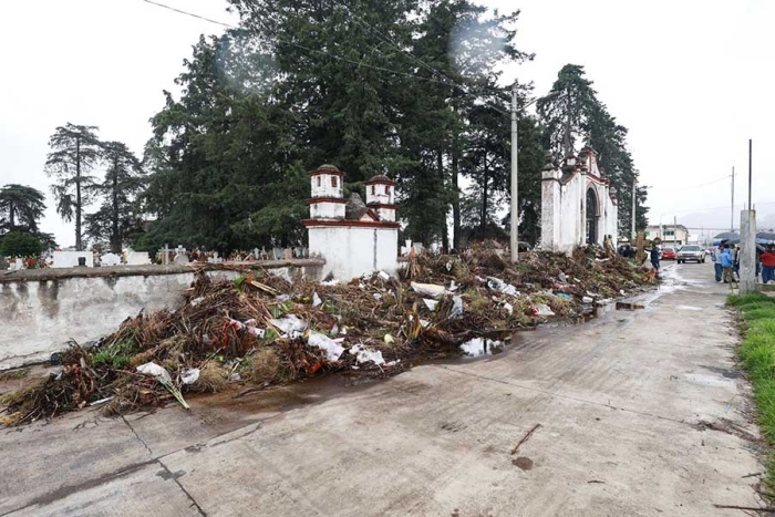 Basura y ramas afuera del panteón de Calixtlahuaca