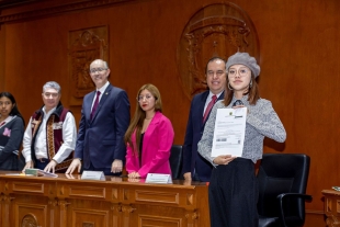 Entrega de becas, apoyos y estímulos son un reconocimiento a la dedicación del estudiantado de la UAEMéx