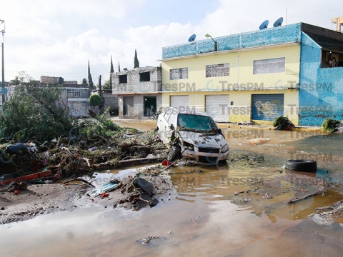 Escombros y basura quedan tras la tormenta en Ecatepec