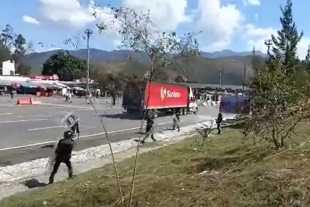 Lanzan normalistas trailer contra la Guardia Nacional en caseta de cobro