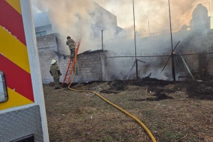 Vecinos de la zona alertaron a las autoridades al notar una densa cortina de humo negro saliendo de la vivienda