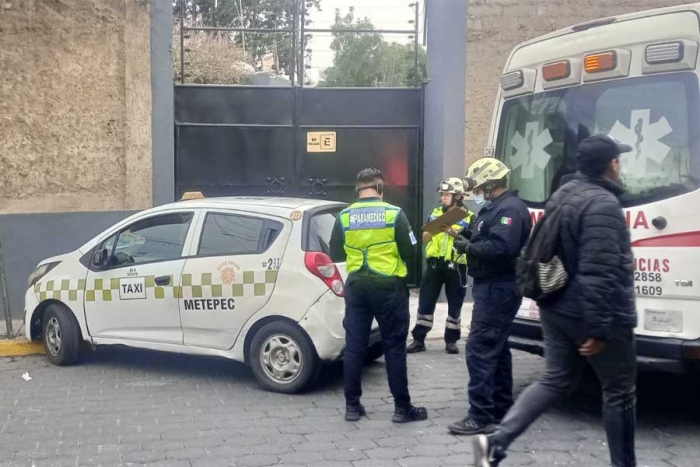 Muere taxista al volante por infarto en Metepec