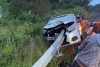 Conductor se estrella en la barra de contención en la vía Toluca-Zitácuaro