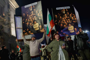 La caída del Gobierno se produjo después de que cientos de miles de manifestantes exigieran su dimisión en una serie de protestas que empezaron a finales de noviembre.