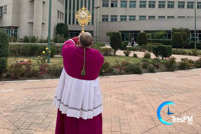 Arzobispo recorre hospitales de Toluca... por fuera