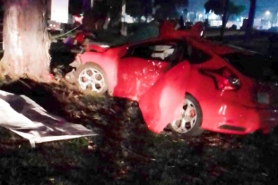 Muere conductor al chocar su vehículo contra un árbol en Tollocan