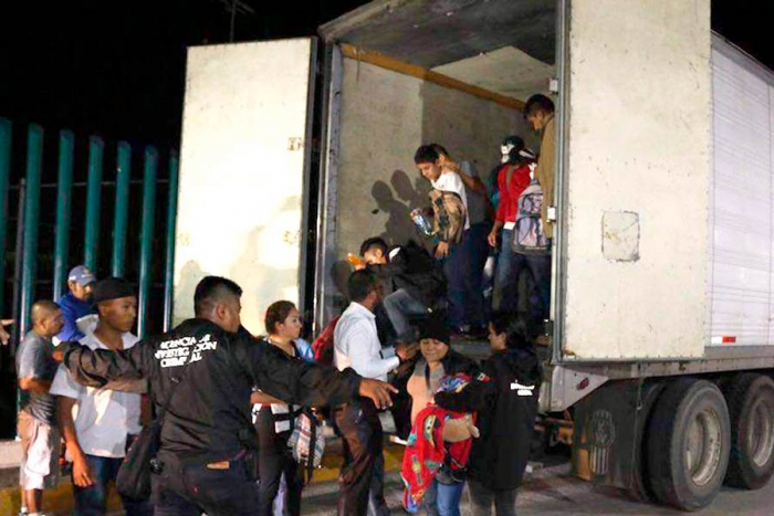 Pide AMLO a transportistas no dar servicio a migrantes