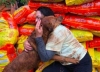 PERRO RECIBE CON ABRAZO A DONADORA DE ALIMENTO