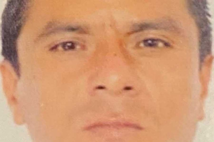 Al momento de su desaparición, el hombre vestía bermuda gris brilloso, casaca naranja, y tenis amarillos con naranja.