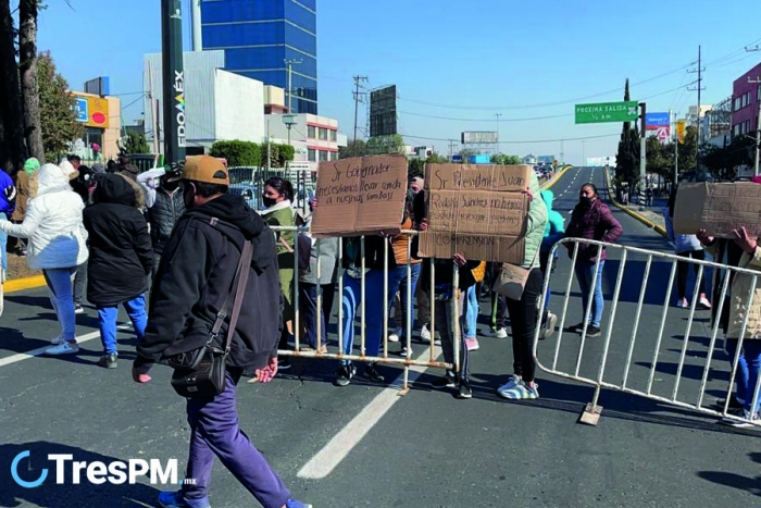 Comerciantes bloquean Paseo Tollocan para exigir su instalación por venta de Día de Reyes