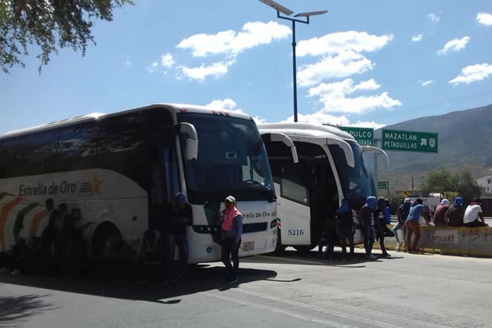 Normalistas retienen autobuses en Autopista del Sol