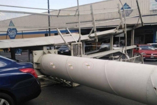 Espectacular en Tlalnepantla aplasta varios automóviles en centro comercial