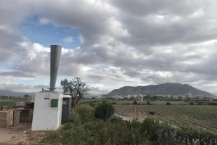 Los cañones antigranizo son dispositivos utilizados en algunas regiones agrícolas para intentar evitar o reducir el tamaño del granizo durante tormentas.