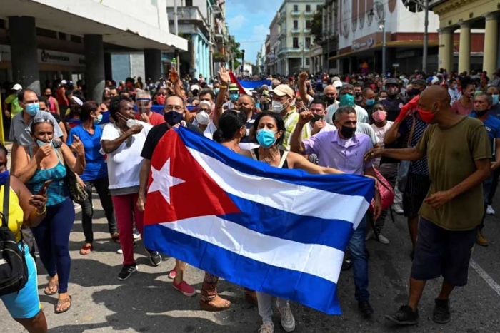 Histórica protesta en Cuba: “abajo la dictadura”, gritan