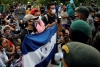 Dispersan caravana migrante en carretera de Guatemala