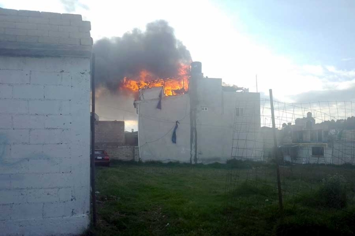 Fuerte movilización de bomberos en Tianguistenco por incendio en una vivienda