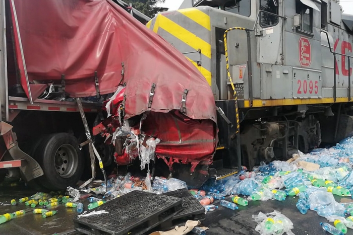 Arrastra tren a tráiler que intentó ganarle el paso