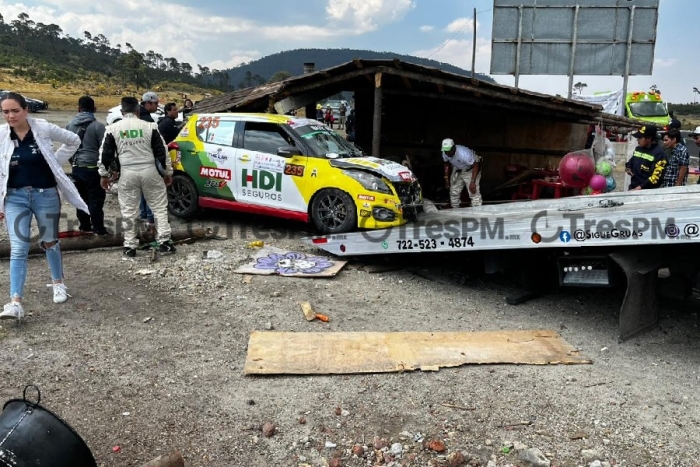Piloto del Rally Reto Otomí se estrella contra puesto de comida en Temoaya