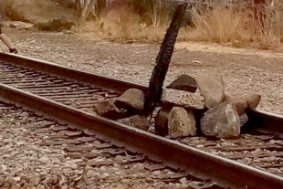 Normalistas bloquean líneas de tren en Michoacán